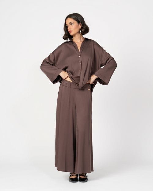 <p>Extra-wide trousers with elastic waistband made of fluid fabric with 'peach skin' feel</p>