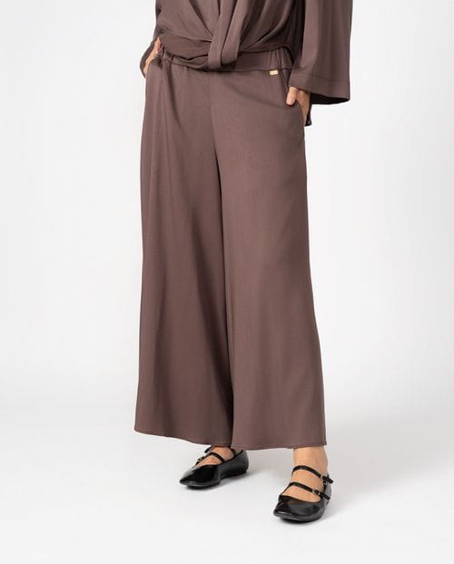<p>Extra-wide trousers with elastic waistband made of fluid fabric with 'peach skin' feel</p>