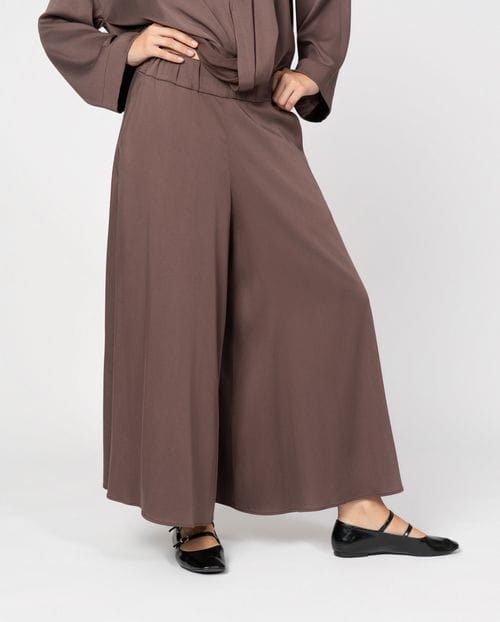 <p>Extra-wide trousers with elastic waistband made of fluid fabric with 'peach skin' feel</p>