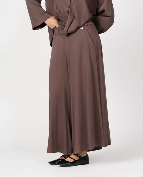 <p>Extra-wide trousers with elastic waistband made of fluid fabric with 'peach skin' feel</p>