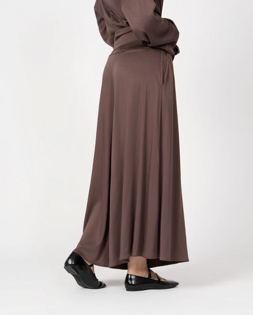 <p>Extra-wide trousers with elastic waistband made of fluid fabric with 'peach skin' feel</p>