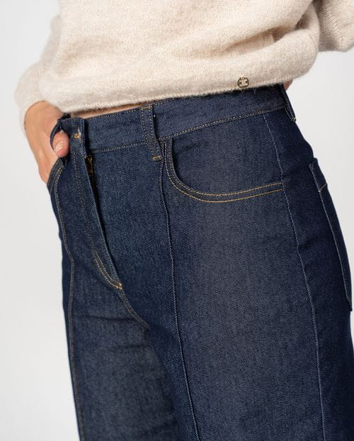 Pantalón tejano acampanado de tiro alto y nervio central