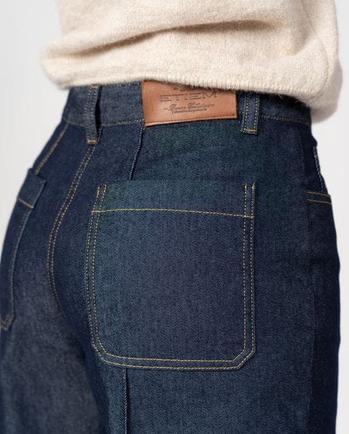 Pantalón tejano acampanado de tiro alto y nervio central