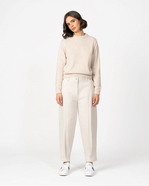 <p>Sporty barrel-leg trousers in elastic cotton 'peach feel' fabric</p>