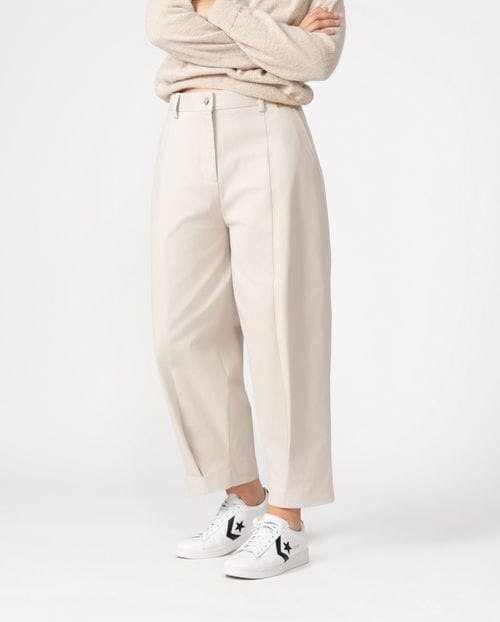 <p>Sporty barrel-leg trousers in elastic cotton 'peach feel' fabric</p>
