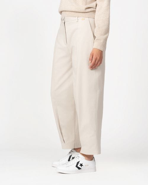 <p>Sporty barrel-leg trousers in elastic cotton 'peach feel' fabric</p>
