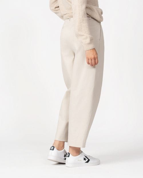<p>Sporty barrel-leg trousers in elastic cotton 'peach feel' fabric</p>