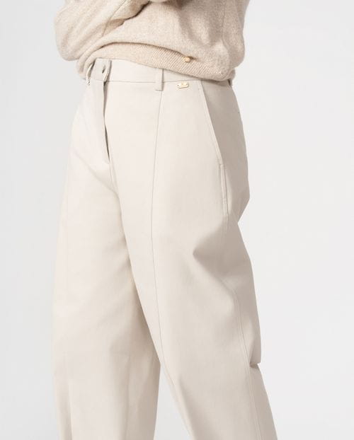 <p>Sporty barrel-leg trousers in elastic cotton 'peach feel' fabric</p>