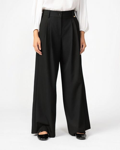 Masculine-style pleated trousers crafted in washable flannel