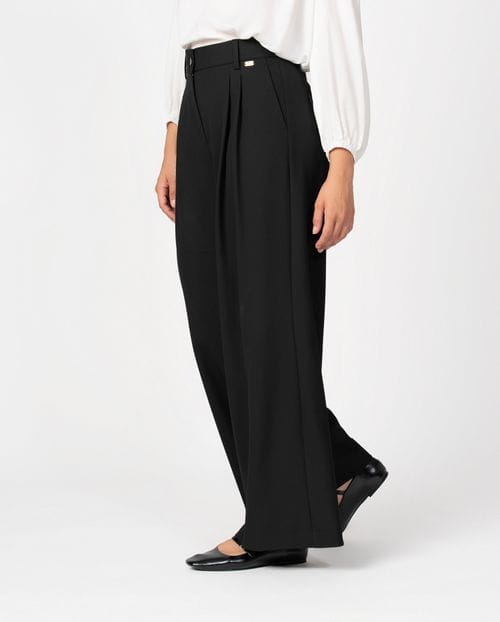 Masculine-style pleated trousers crafted in washable flannel
