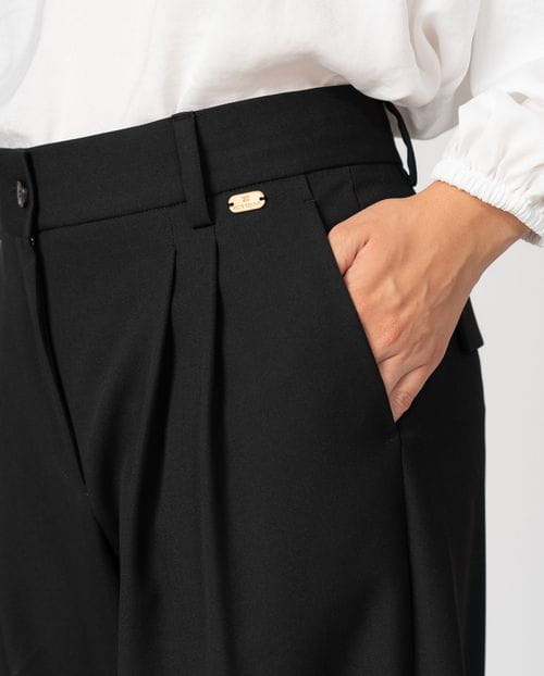 Masculine-style pleated trousers crafted in washable flannel