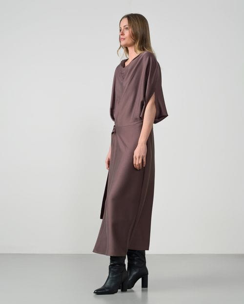 Vestido midi fluido con efecto pareo y escote drapeado
