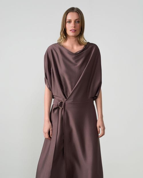 Vestido midi fluido con efecto pareo y escote drapeado