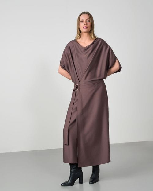 Vestido midi fluido con efecto pareo y escote drapeado