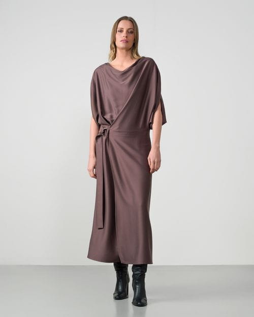 Vestido midi fluido con efecto pareo y escote drapeado