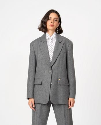 Americana 'oversize' de estilo maculino en franela gris con raya diplomática