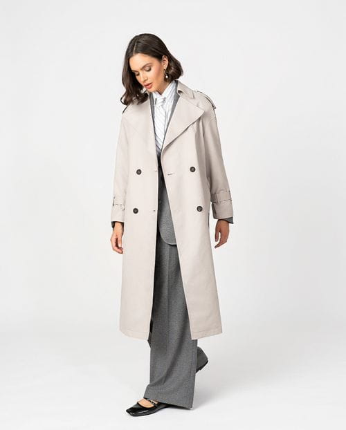 <p>Gabardina cruzada en tejido repelente al agua con tacto 'piel de melocotón'</p>