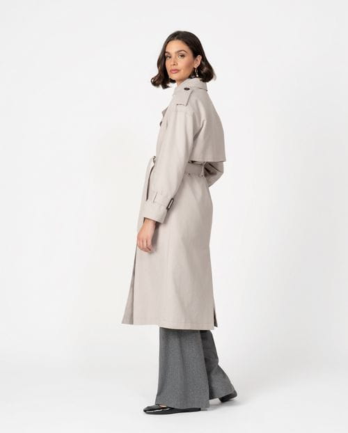 <p>Gabardina cruzada en tejido repelente al agua con tacto 'piel de melocotón'</p>