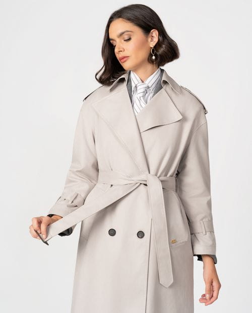 <p>Gabardina cruzada en tejido repelente al agua con tacto 'piel de melocotón'</p>