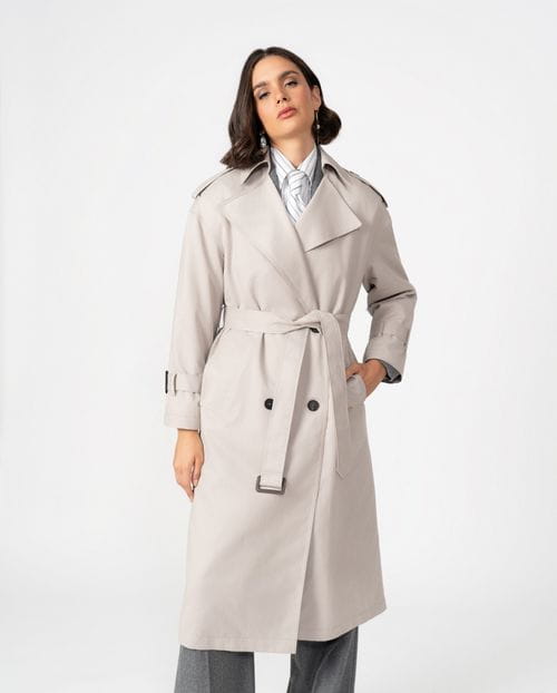 <p>Gabardina cruzada en tejido repelente al agua con tacto 'piel de melocotón'</p>