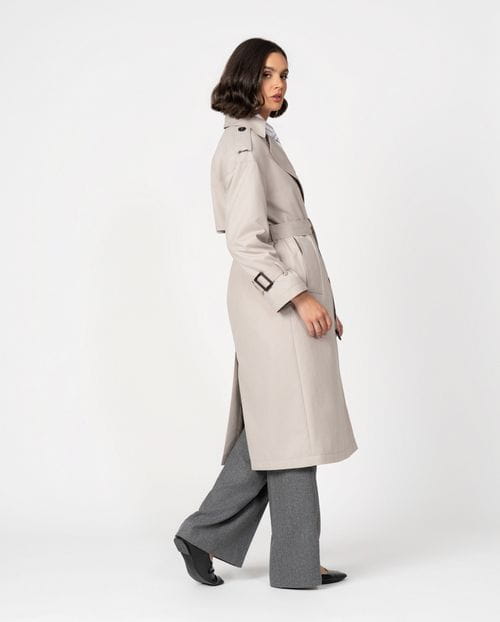 <p>Gabardina cruzada en tejido repelente al agua con tacto 'piel de melocotón'</p>