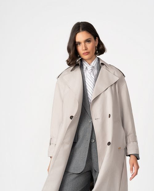 <p>Gabardina cruzada en tejido repelente al agua con tacto 'piel de melocotón'</p>