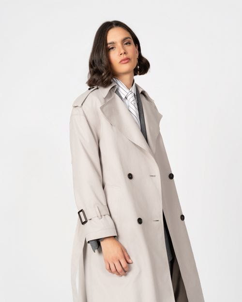 <p>Gabardina cruzada en tejido repelente al agua con tacto 'piel de melocotón'</p>