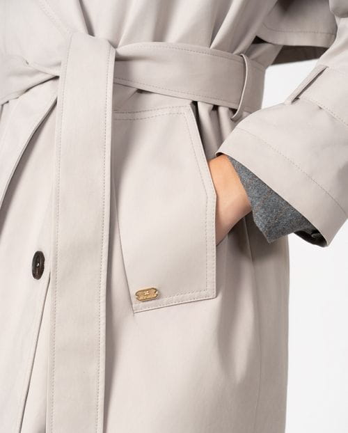 <p>Gabardina cruzada en tejido repelente al agua con tacto 'piel de melocotón'</p>
