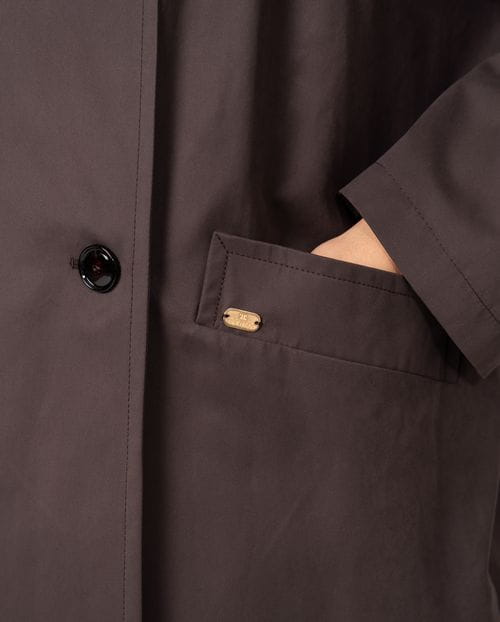 Gabardina amplia de manga ranglan y cuello chimenea en tejido fluido resistente al agua