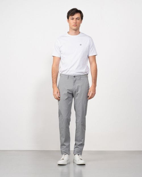 <p>Pantalón sport chino slim fit en sarga microestampada de algodón elástico</p>