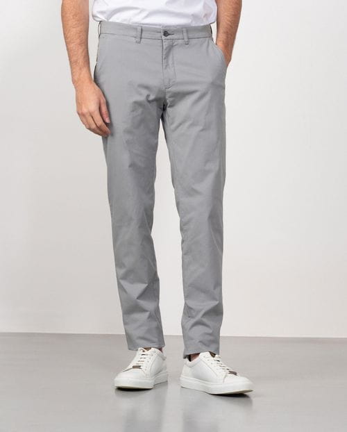 <p>Pantalón sport chino slim fit en sarga microestampada de algodón elástico</p>