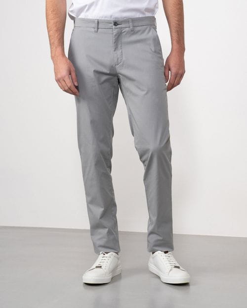 <p>Pantalón sport chino slim fit en sarga microestampada de algodón elástico</p>