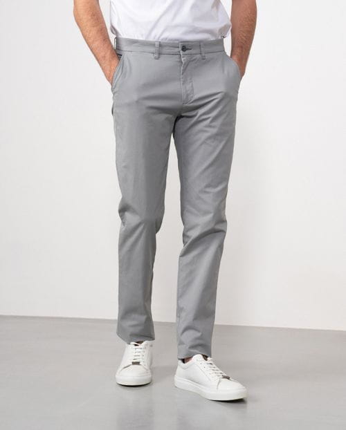 <p>Pantalón sport chino slim fit en sarga microestampada de algodón elástico</p>