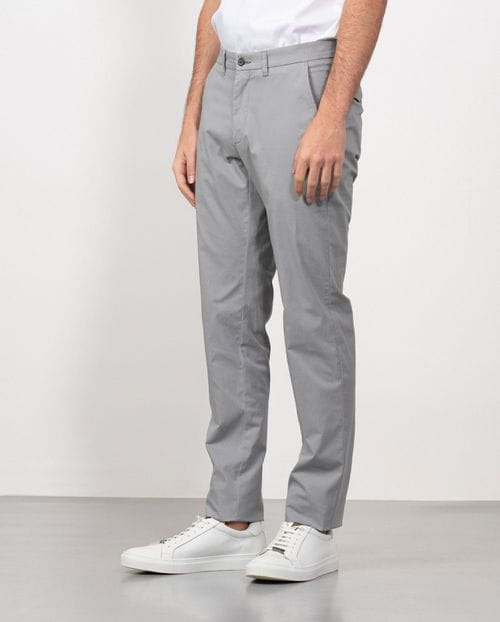 <p>Pantalón sport chino slim fit en sarga microestampada de algodón elástico</p>