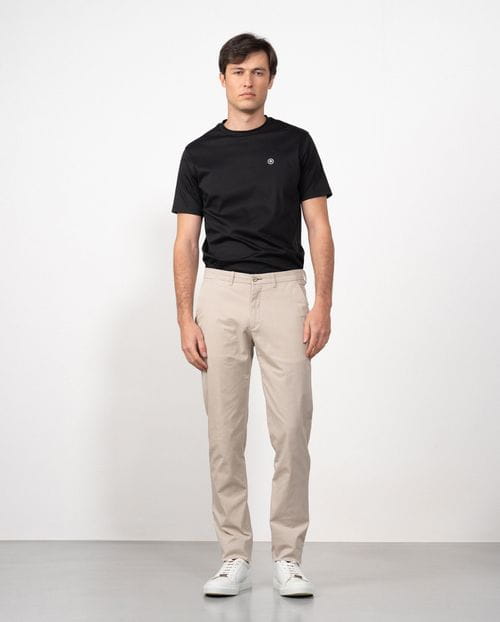 <p>Pantalón sport chino slim fit en sarga microestampada de algodón elástico</p>