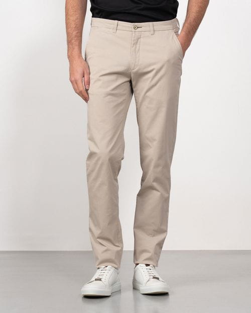 <p>Pantalón sport chino slim fit en sarga microestampada de algodón elástico</p>