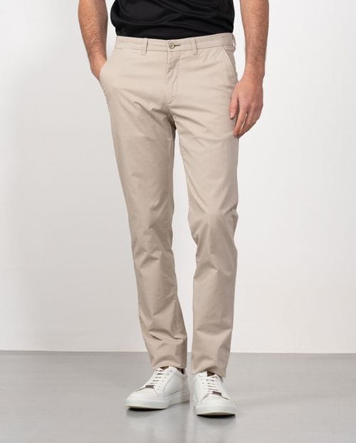 <p>Pantalón sport chino slim fit en sarga microestampada de algodón elástico</p>