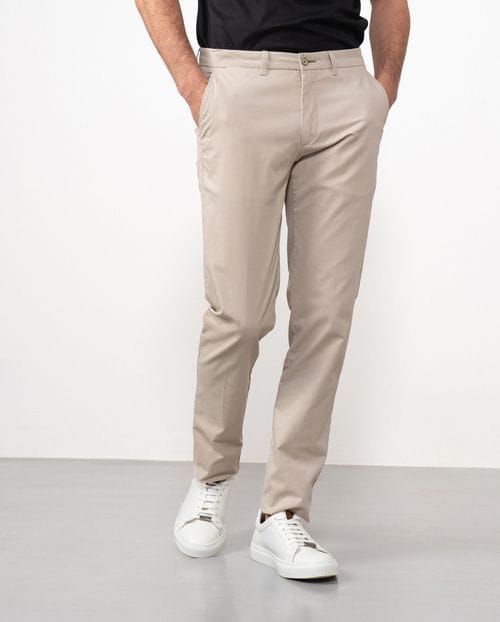 <p>Pantalón sport chino slim fit en sarga microestampada de algodón elástico</p>