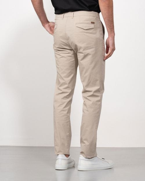 <p>Pantalón sport chino slim fit en sarga microestampada de algodón elástico</p>