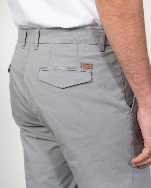 <p>Pantalón sport chino slim fit en sarga microestampada de algodón elástico</p>