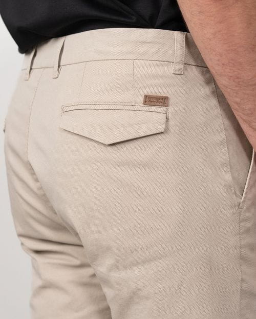<p>Pantalón sport chino slim fit en sarga microestampada de algodón elástico</p>