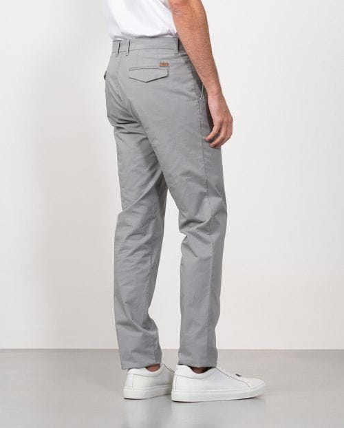 <p>Pantalón sport chino slim fit en sarga microestampada de algodón elástico</p>