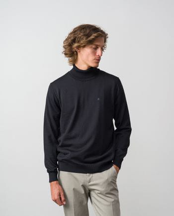 Plain turtleneck sweater of wool blend