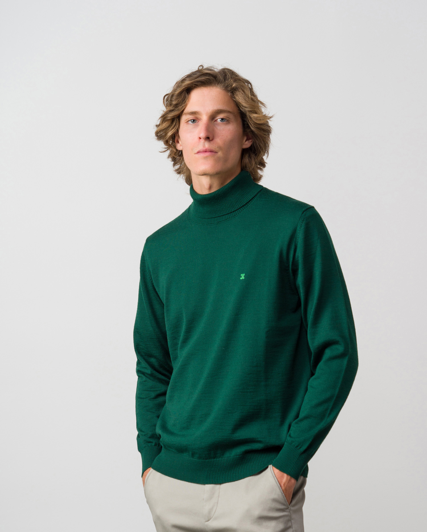 Plain turtleneck sweater of wool blend 