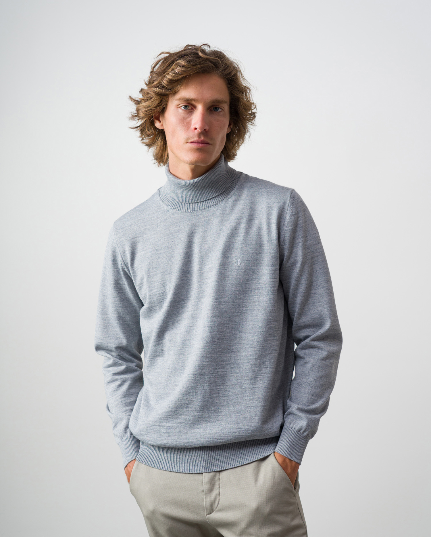 Plain turtleneck sweater of wool blend 