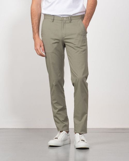 Pantalón sport chino slim fit en sarga lisa de algodón elástico