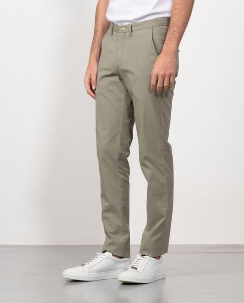 Pantalón sport chino slim fit en sarga lisa de algodón elástico