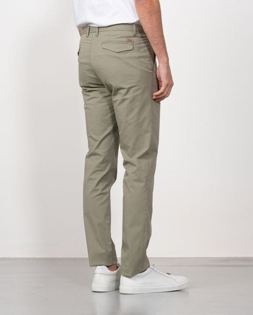 Pantalón sport chino slim fit en sarga lisa de algodón elástico