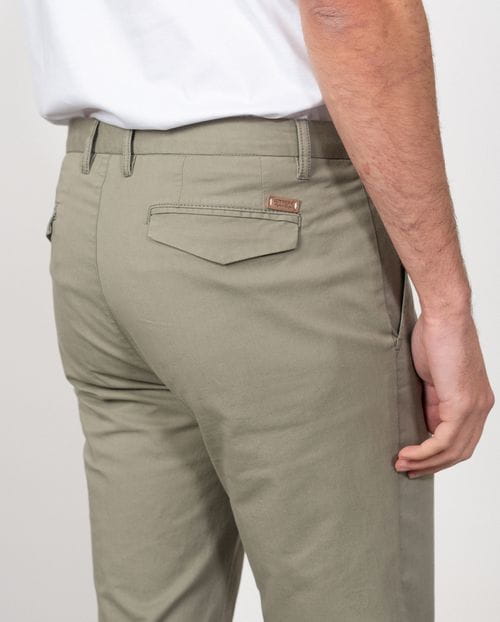 Pantalón sport chino slim fit en sarga lisa de algodón elástico