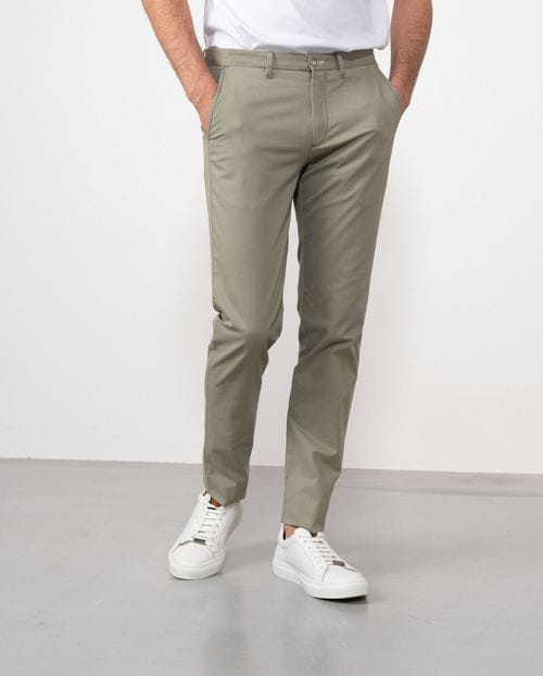 Pantalón sport chino slim fit en sarga lisa de algodón elástico